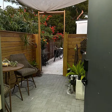 Sweet Tiny Cabin Tampa Exterior photo